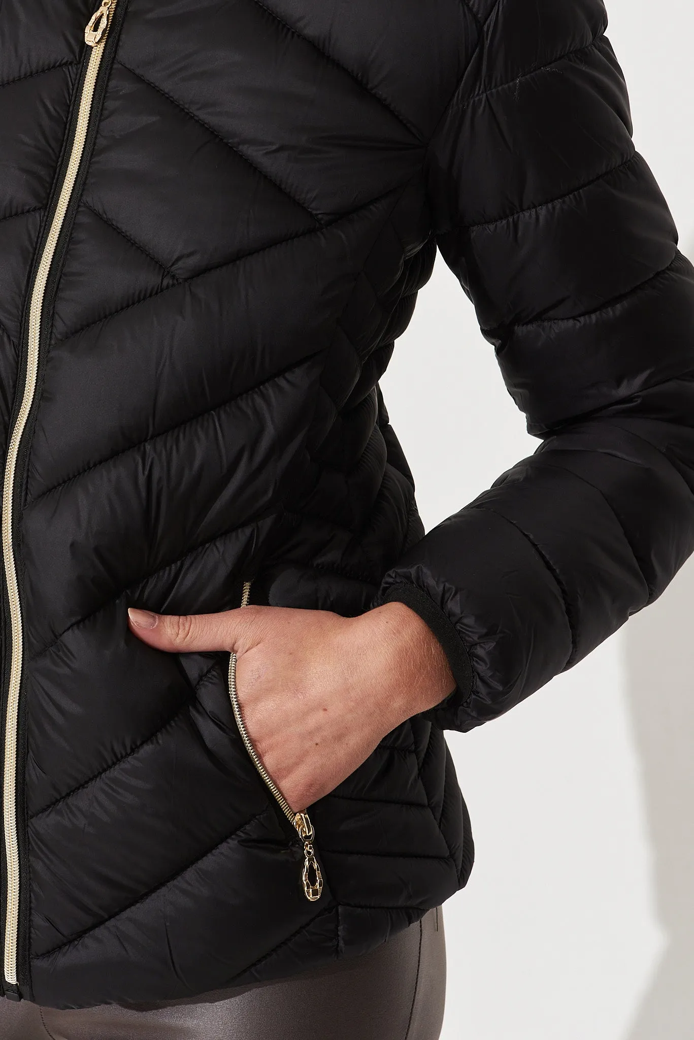 Arvon Puffer Jacket In Black